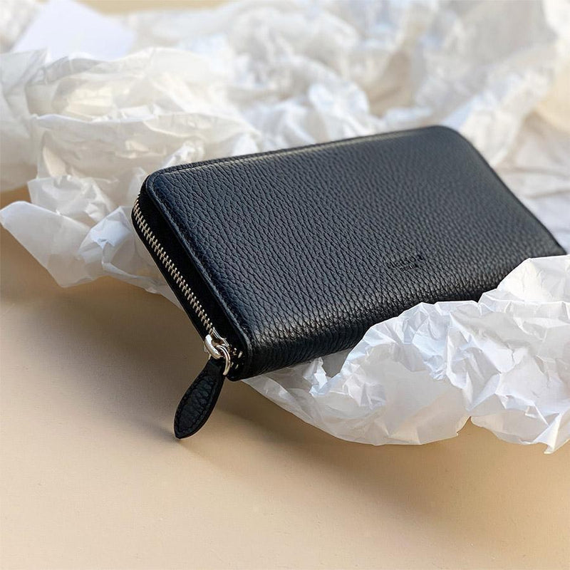 Premium Leder Portmonee als Geschenk für Frauen mit Initialen - Schwarz & Silber | MERSOR